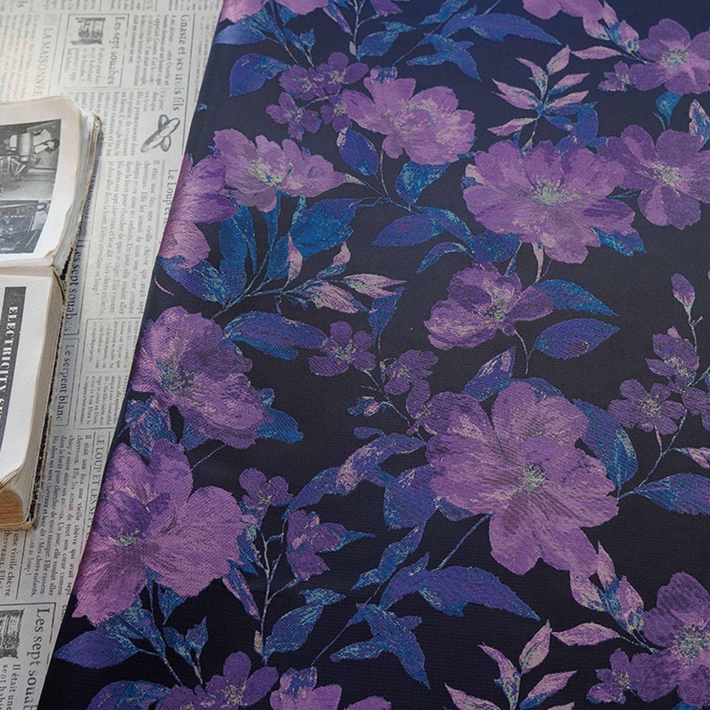 Tissu noir style vintage à motif floral violet tissé, largeur 57 pouces