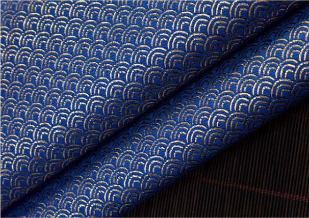 Tissu brocart floral : motif romantique français à écailles de poisson, mélange de soie et de rayonne