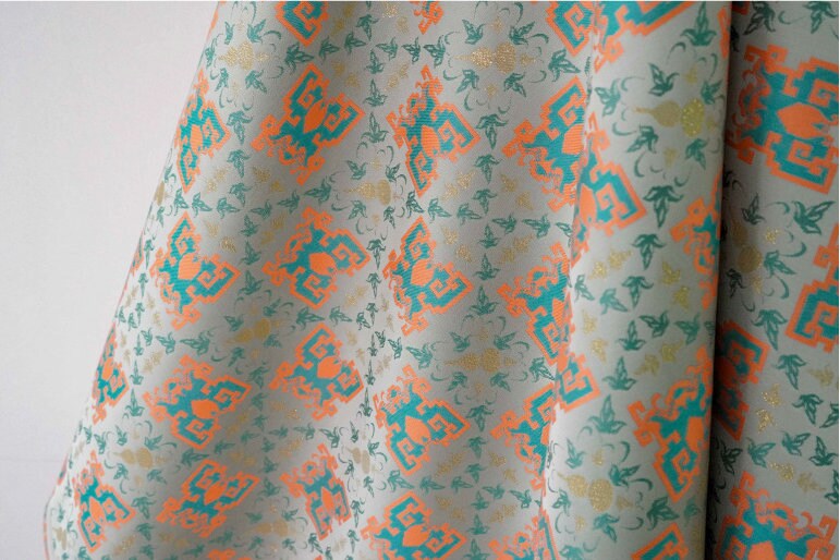 Tissu jacquard doré : motif totem asiatique ancien, 150 cm de large