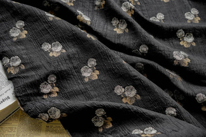 Tissu d'ameublement noir à motif rose en relief, texture craquelée, 150 cm de large, tissu à réaliser soi-même