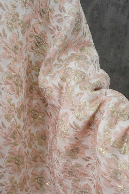 Tissu à motifs floraux en relief avec fil doré : mélange de rayonne 3D vintage, 142 cm de large
