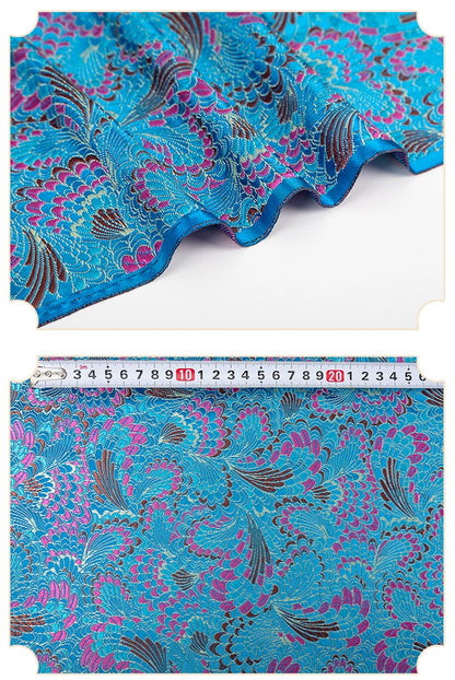 Tissu brocart à motif de plumes de paon : mélange de soie chinoise et de rayonne à fleurs magenta