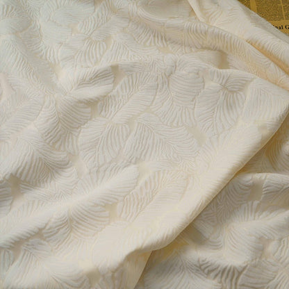Tissu jacquard crème à motif de feuilles en relief : 152 cm de large, polyester, matériau de couture
