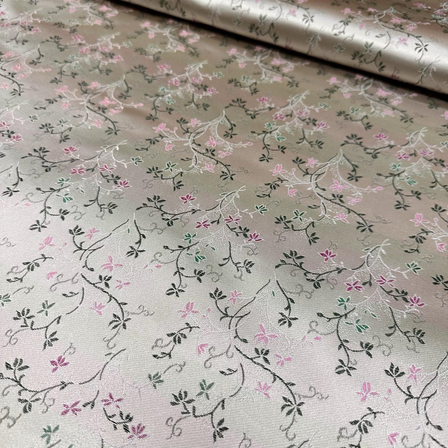 Tissu brocart à motifs floraux : Jacquard or pâle, tissu pour cheongsam qipao