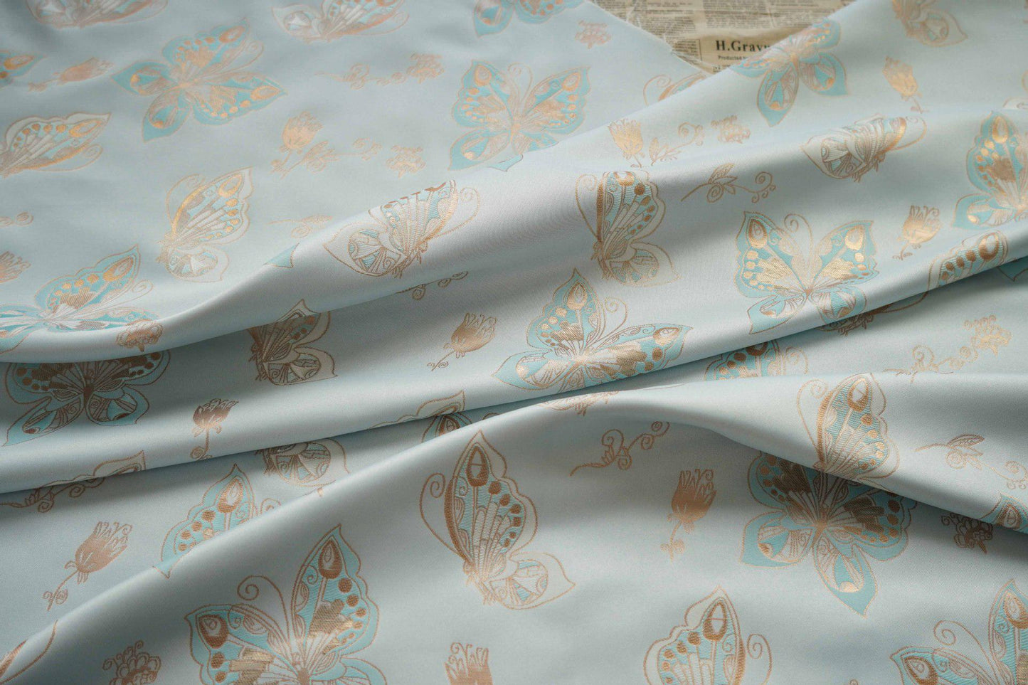 Tissu jacquard à motif papillons et feuille d'or Aqua : chenille pour ameublement, 142 cm de large