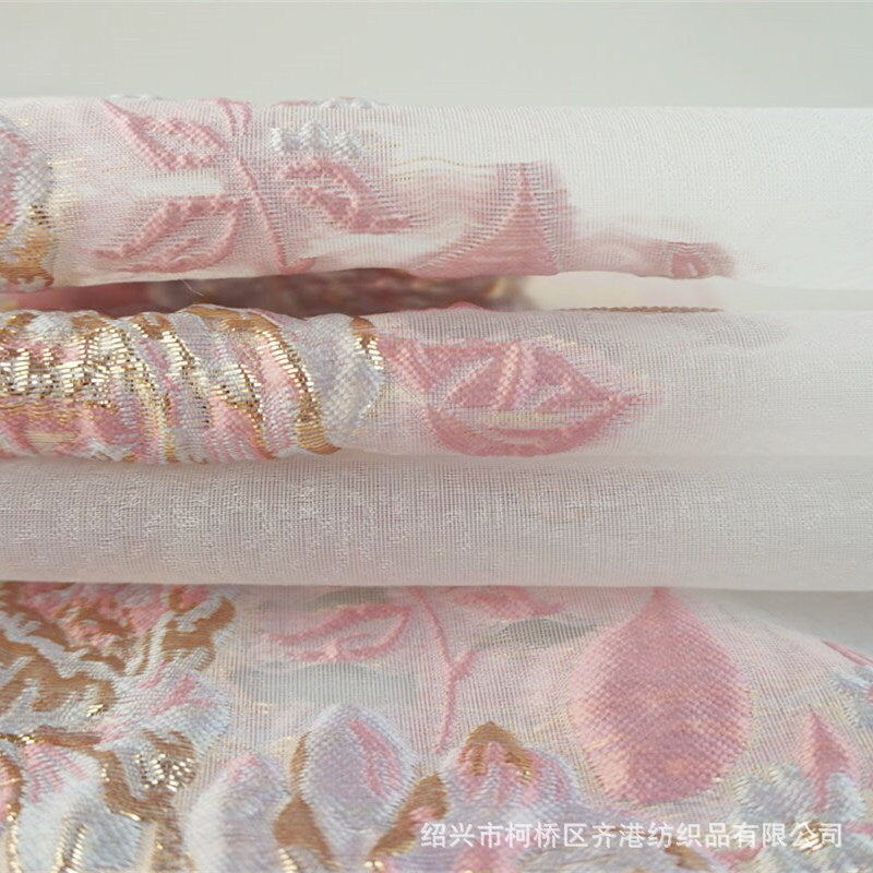 Tissu jacquard organza pivoine phénix : fil doré élégant (57 po L)