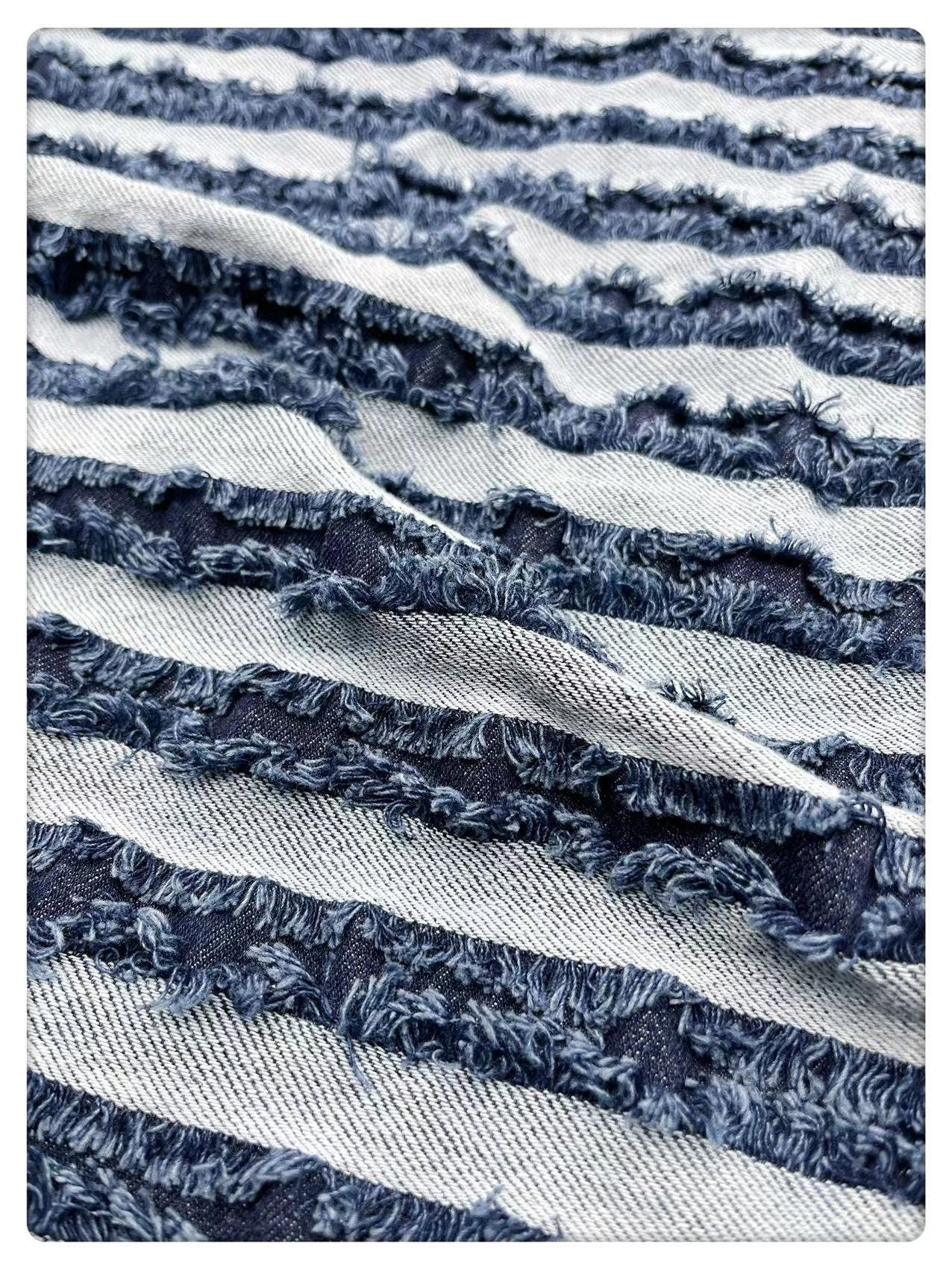 Tissu denim déchiré : coton rayé 3D à bords francs (150 cm)