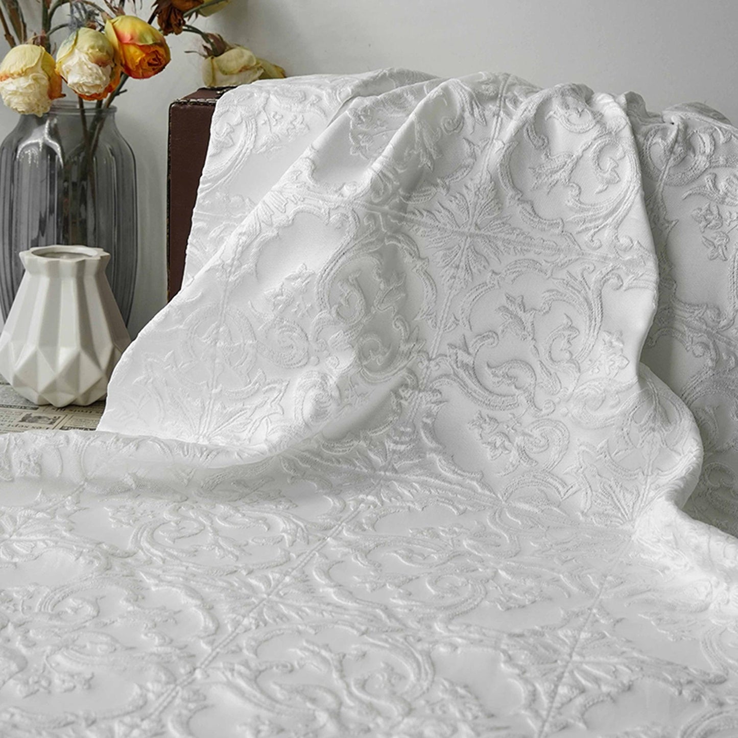Tissu jacquard blanc pur à motif floral baroque européen en relief, largeur 55 pouces