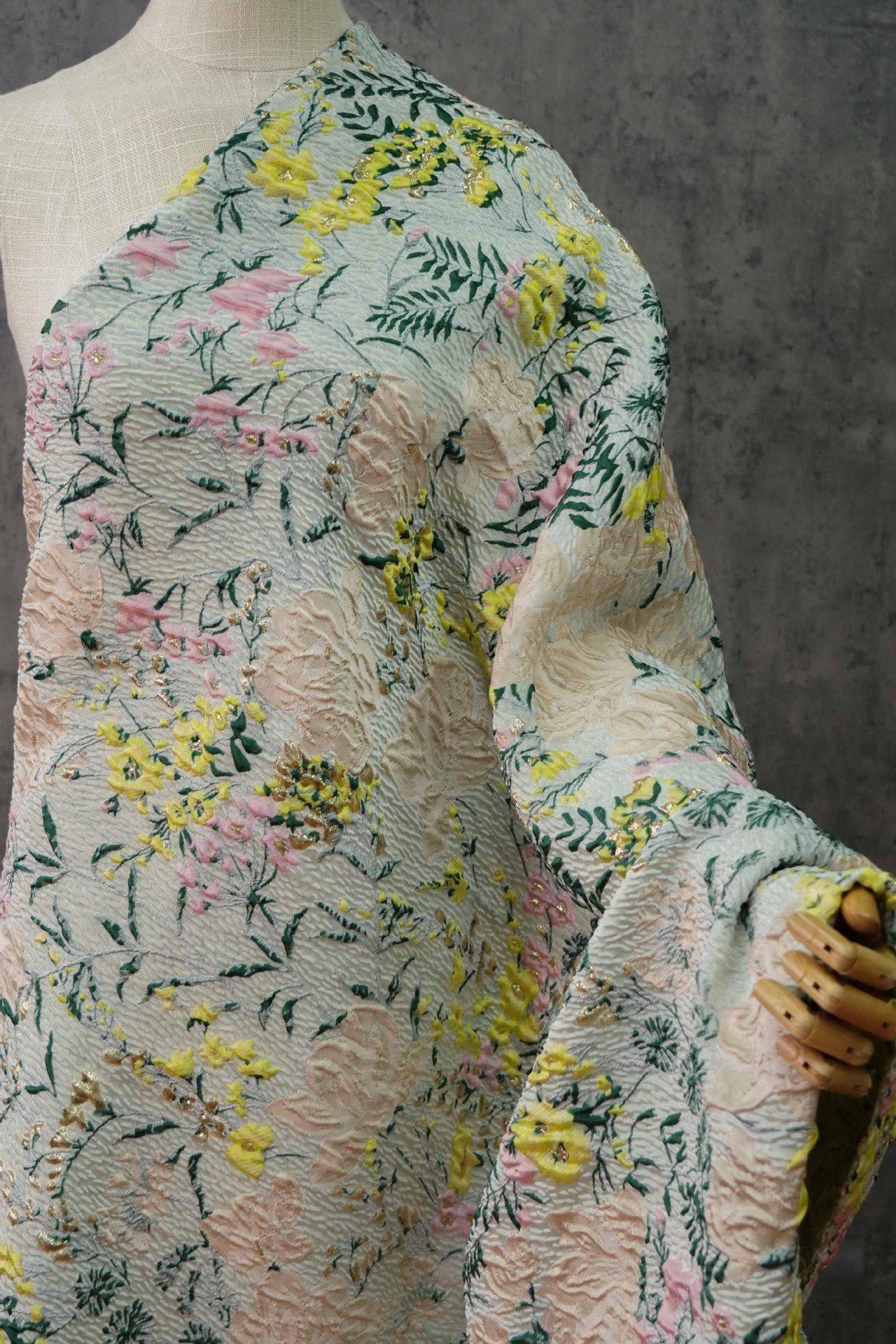 Tissu jacquard floral réversible : Rayonne/Polyester tissé en relief 3D, 137 cm de large