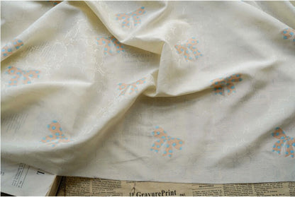 Tissu satin jacquard ivoire : motif nœud papillon, soyeux et lisse (165 cm de large)