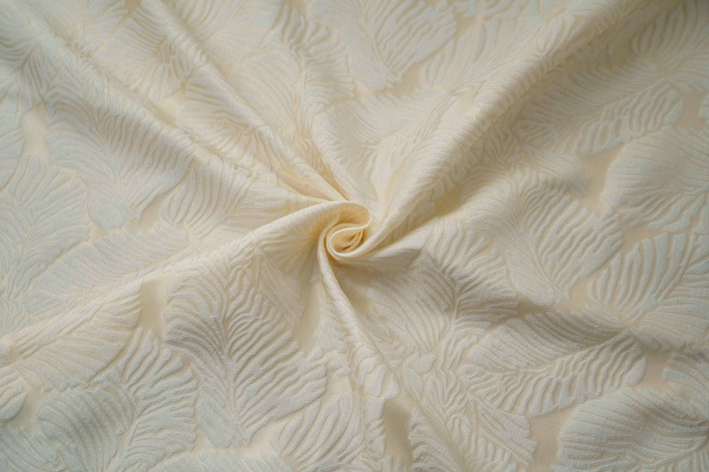 Tissu jacquard crème à motif de feuilles en relief : 152 cm de large, polyester, matériau de couture