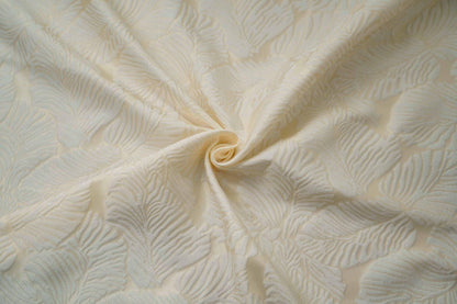 Tissu jacquard crème à motif de feuilles en relief : 152 cm de large, polyester, matériau de couture