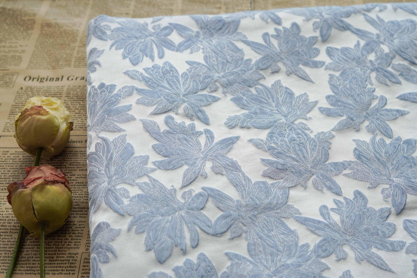 Tissu jacquard fleuri bleu clair : style vintage 3D, 160 cm de large