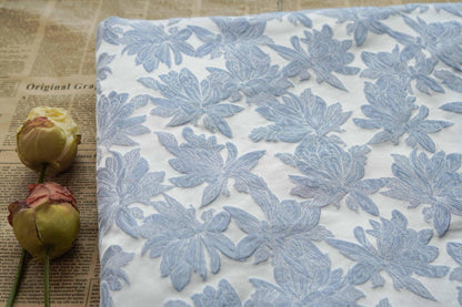 Tissu jacquard fleuri bleu clair : style vintage 3D, 160 cm de large