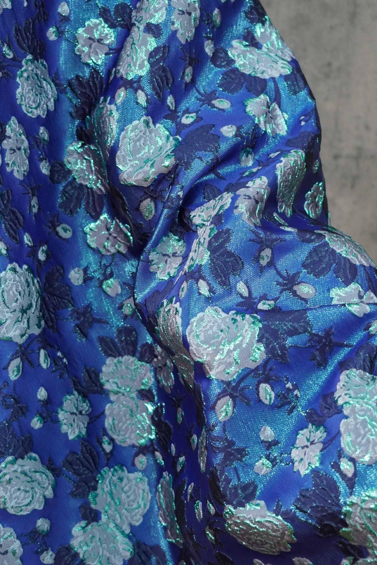 Tissu brocart jacquard vintage à roses bleues et fils dorés : matériel de couture pour projets DIY