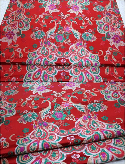 Tissu brocart paon rouge : mélange de soie chinoise et de rayonne, pour l’ameublement et la couture, vendu au mètre.