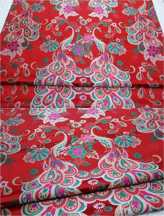 Tissu brocart paon rouge : mélange de soie chinoise et de rayonne, pour l’ameublement et la couture, vendu au mètre.