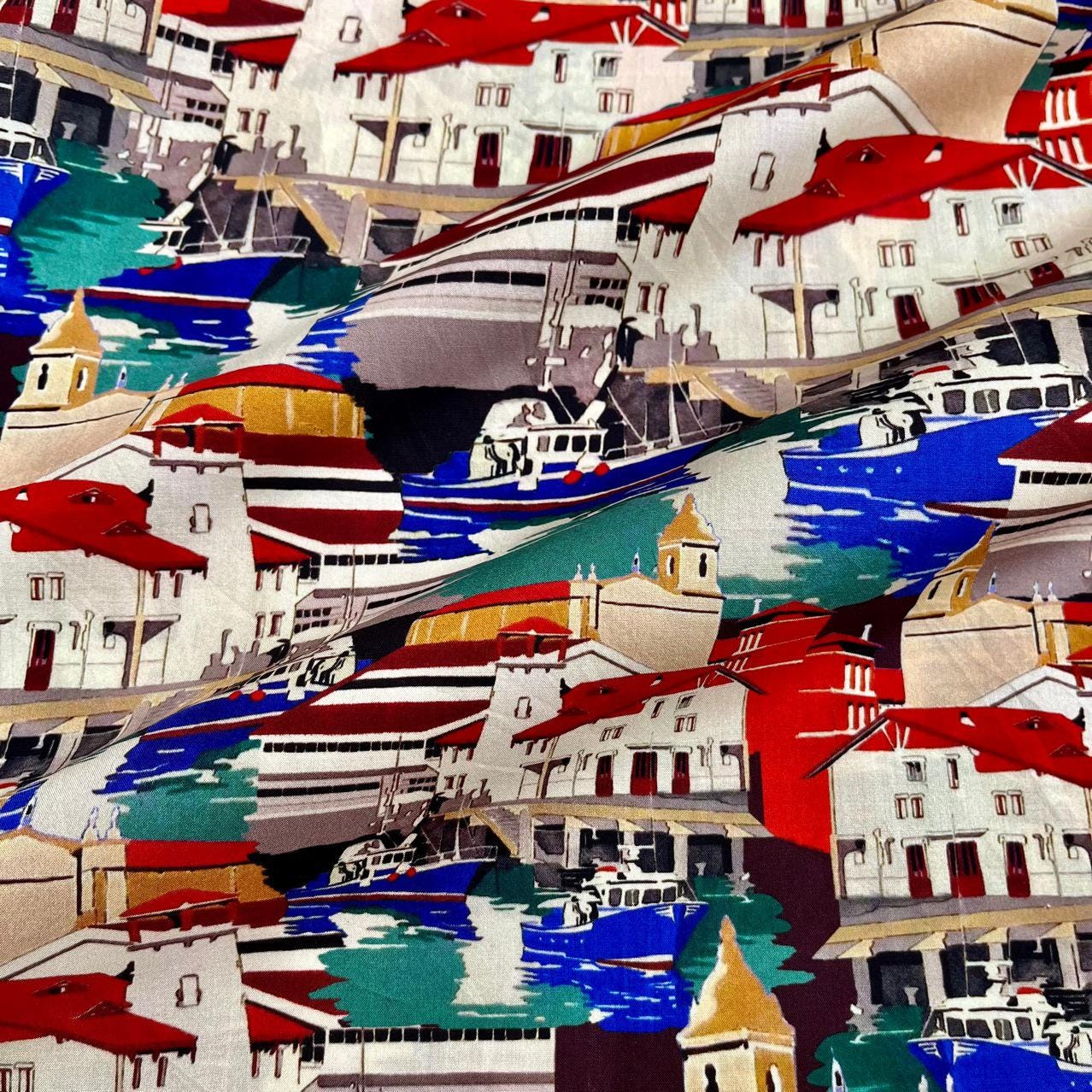 Tissu en coton des années 1960 : imprimé village côtier, 150 cm de large