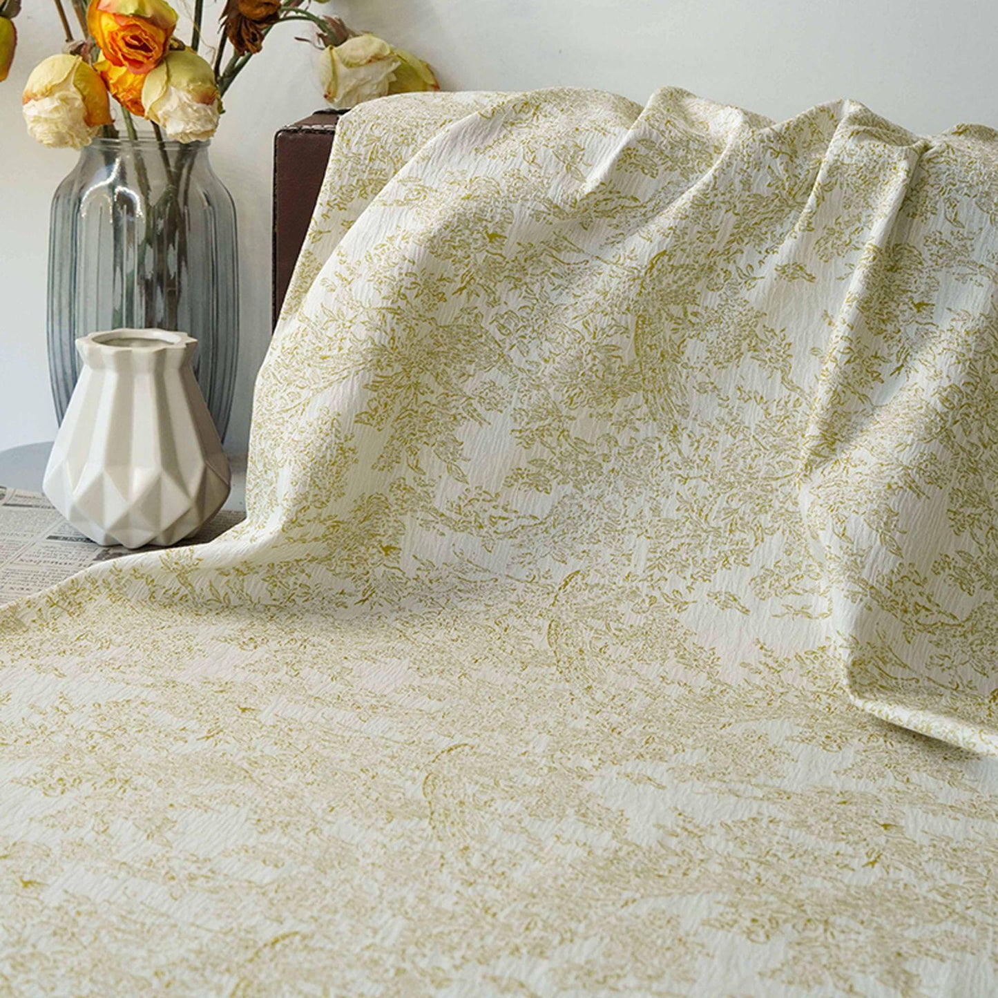 Tissu jacquard floral jungle française : tissage fin pour l’ameublement et la mode