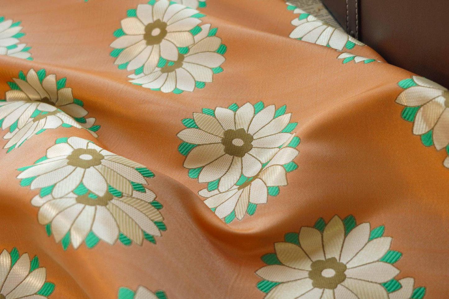 Tissu brocart à fleurs d'oranger : satin jacquard pour couture et matelassage, 150 cm de large