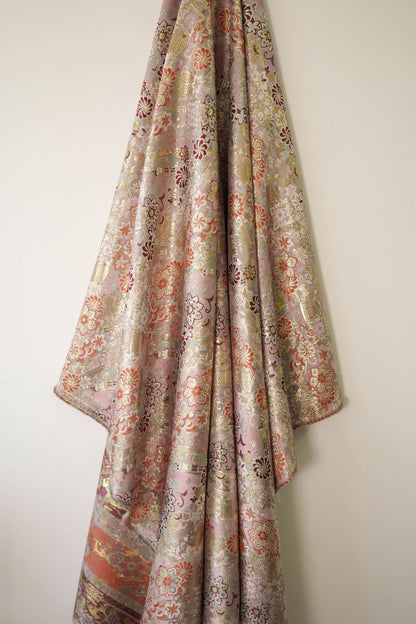 Tissu brocart japonais à fil d'or : Damas floral de bon augure (largeur 60")