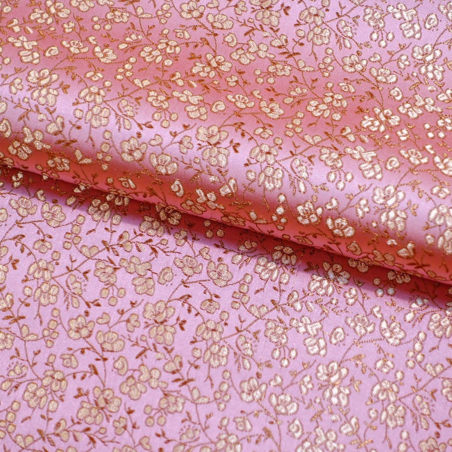 Tissu brocart de soie à motifs floraux : satin de rayonne de 114 cm de large, idéal pour la confection de costumes et l’ameublement, vendu au mètre.