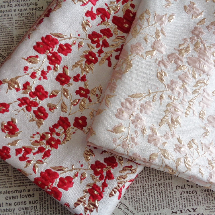 Tissu jacquard à motif floral et fils dorés : texture 3D pour ameublement et costumes - 142 cm de large