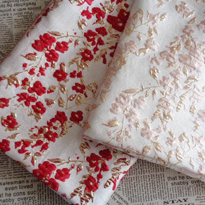Tissu jacquard à motif floral et fils dorés : texture 3D pour ameublement et costumes - 142 cm de large