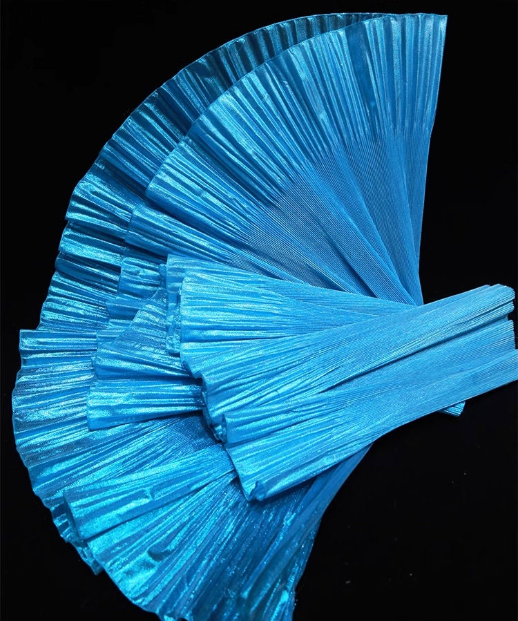 Dentelle organza à lustre métallique : tissu de créateur à volants 3D