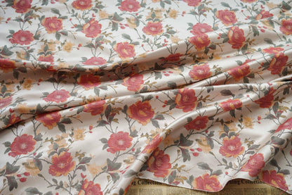 Tissu jacquard à motif floral : lurex tissé aux couleurs vives, 145 cm de large sur 1 mètre de long