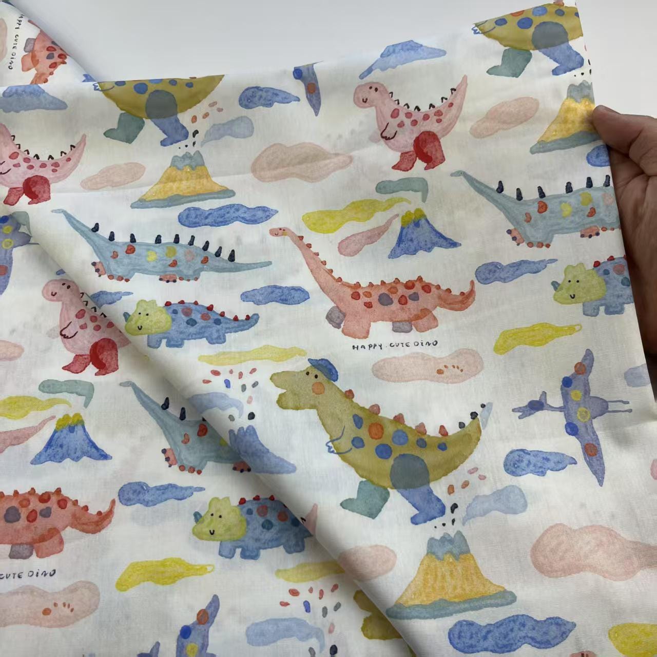 Tissu en coton à motifs de dinosaures : style années 1940, idéal pour la couture et le patchwork.