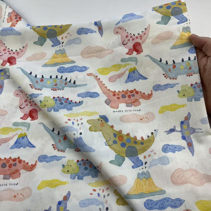 Tissu en coton à motifs de dinosaures : style années 1940, idéal pour la couture et le patchwork.