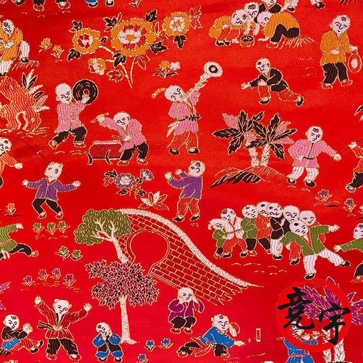 Brocart chinois rouge et or : motif de peintures anciennes, 150 cm de large