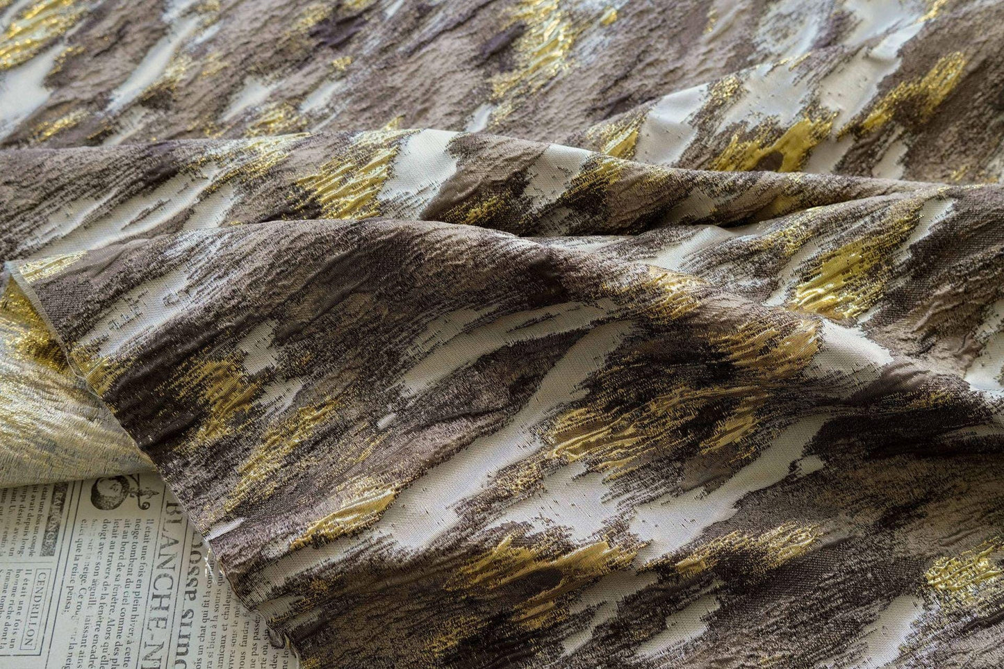 Tissu jacquard de luxe à motif écorce d'arbre en relief avec fils dorés, largeur 55 pouces