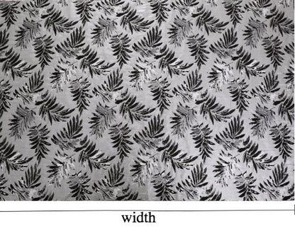 Tissu jacquard argenté : 150 cm de large. Idéal pour l’ameublement, les costumes et la décoration.