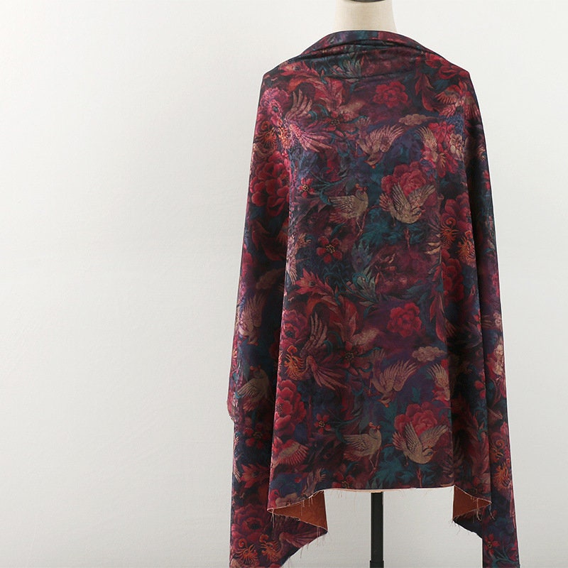 Tissu imprimé floral rouge et oiseaux : mélange de polyester soyeux et d’élasthanne, 150 cm de large
