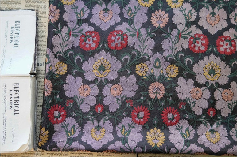 Tissu jacquard à motif floral : polyester texturé 3D, largeur 142 cm
