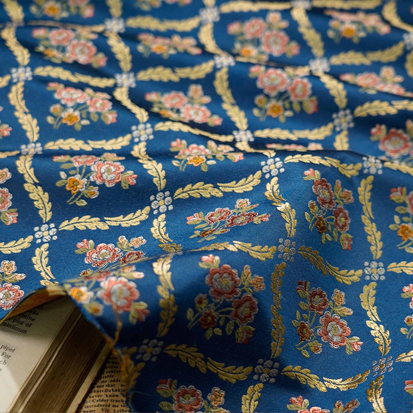 Tissu jacquard à fil doré : motif floral 3D pour ameublement, confection de robes de bal - 140 cm de large