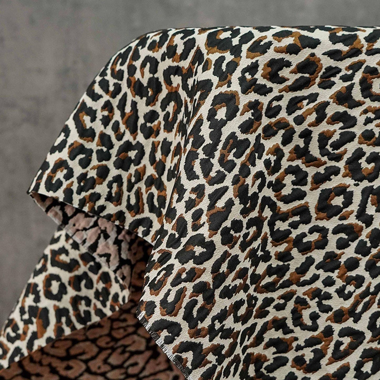 Tissu d'ameublement jacquard léopard : damas en polyester gaufré 3D, 168 cm de large