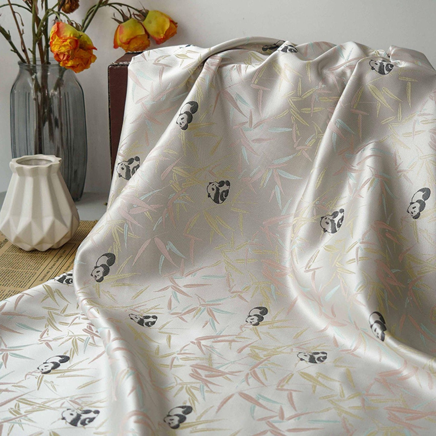 Tissu satiné brocart panda : 65 pouces de large, style couture chinoise