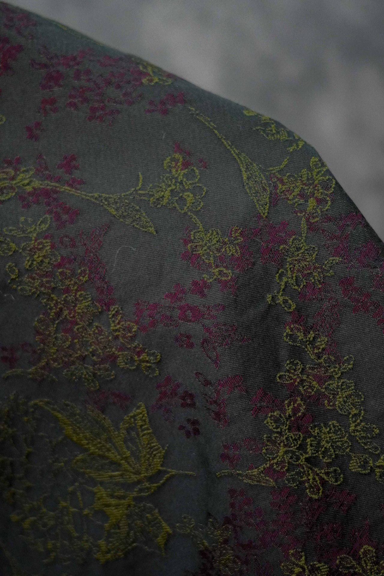 Tissu jacquard floral noir vintage : matière tissée rétro en relief, 145 cm de large