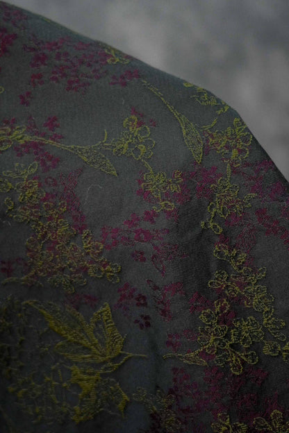 Tissu jacquard floral noir vintage : matière tissée rétro en relief, 145 cm de large