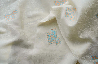 Tissu satin jacquard ivoire : motif nœud papillon, soyeux et lisse (165 cm de large)