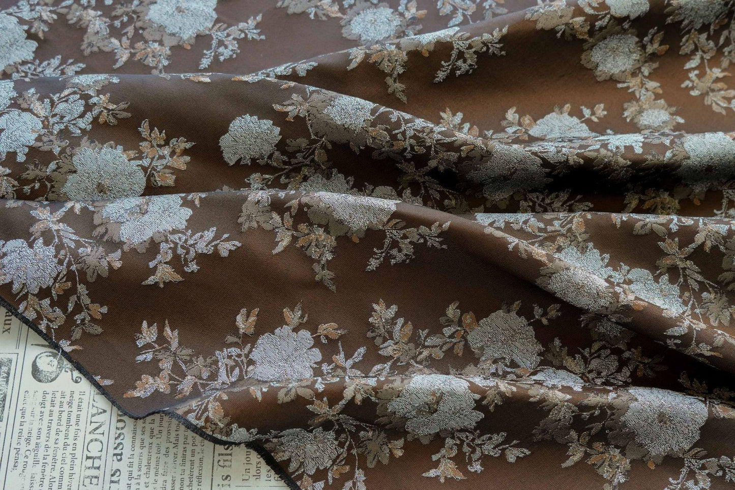 Tissu jacquard style palais européen, motif feuilles et fleurs, collection Reserve, largeur 62 pouces
