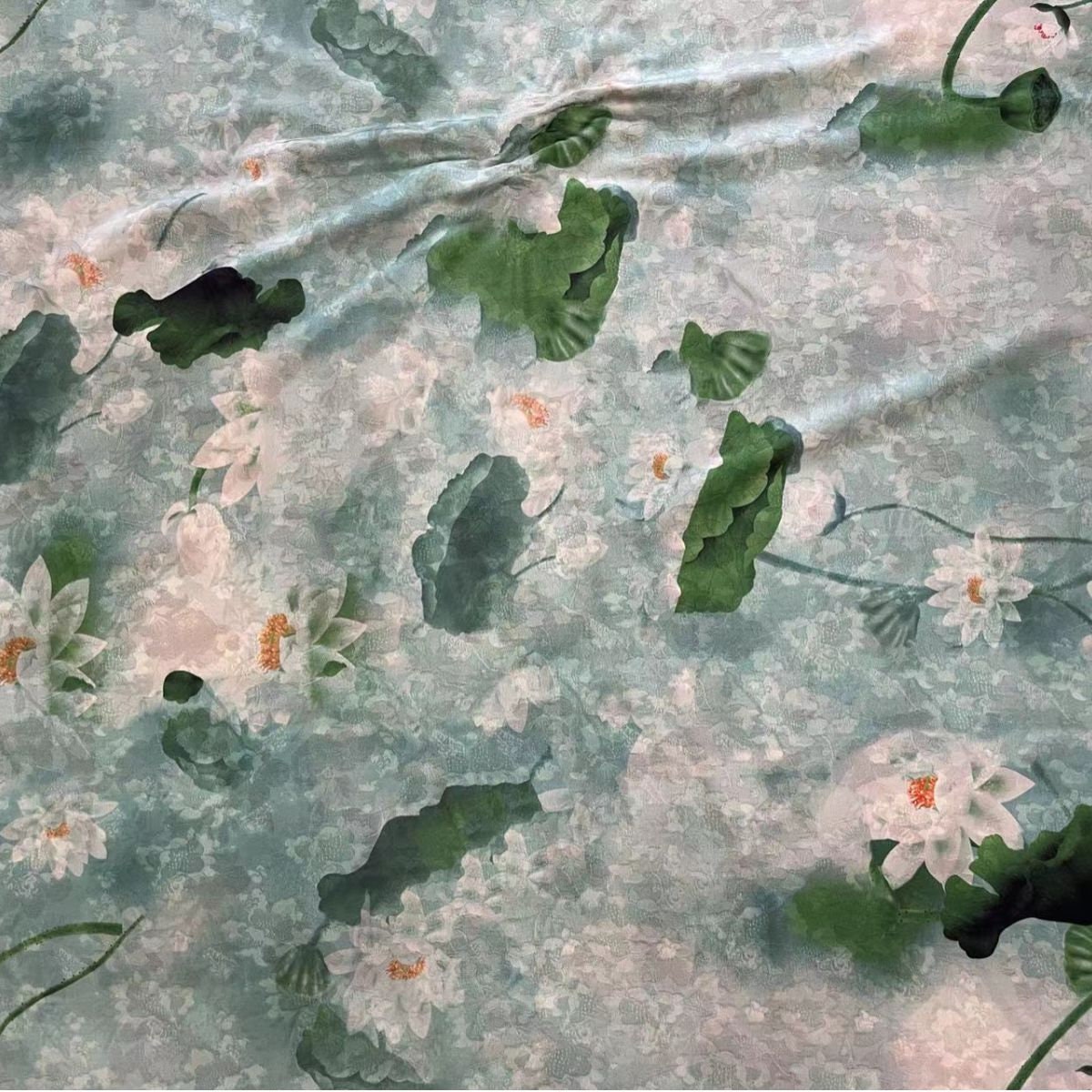 Tissu en soie à motif lotus et encre - 150 cm de large, texture satinée