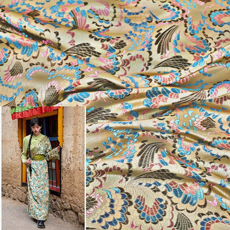 Tissu brocart à motif de plumes de paon : mélange de soie chinoise et de rayonne à fleurs magenta