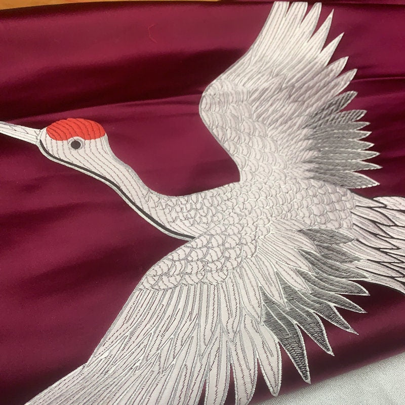 Tissu satiné damassé à motif de grues rouges : Ameublement et couture chinois (29,5 po de largeur)