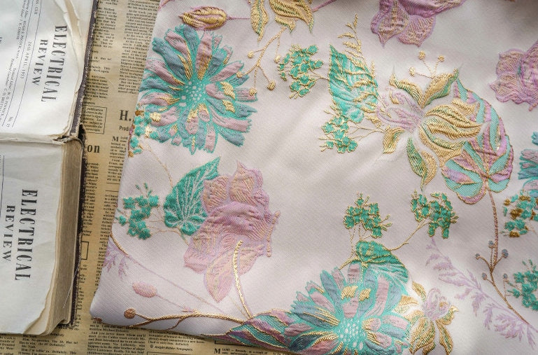 Tissu jacquard floral à fil doré : texture peinture à l’huile 3D, 140 cm de large