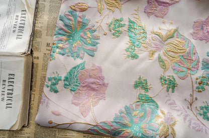 Tissu jacquard floral à fil doré : texture peinture à l’huile 3D, 140 cm de large