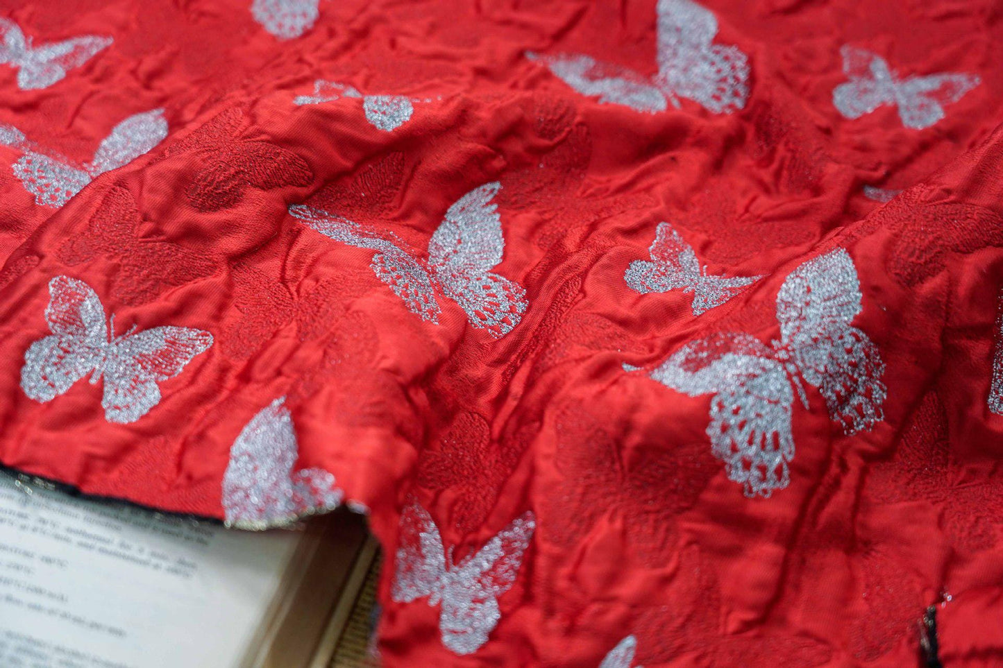 Tissu jacquard rouge à motifs papillons : 117 cm de large, tissu d'ameublement et de costumes